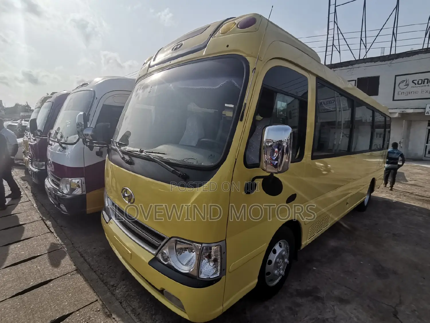 Hyundai County 2012 Yellow