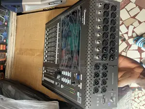 Mackie L 20.8 Digital Mixer 16 Channel