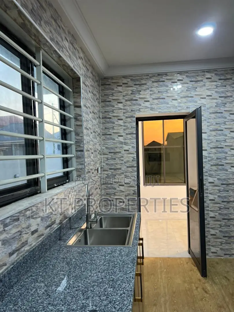 4bdrm Duplex in Millenium City for sale