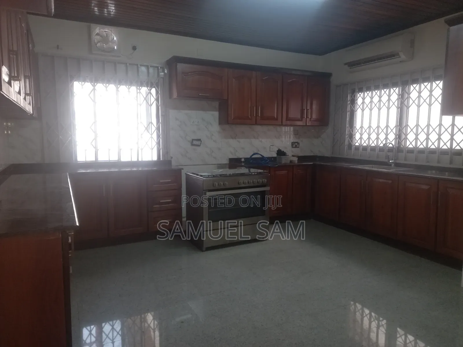4bdrm Mansion in Com.3, Tema Metropolitan for rent
