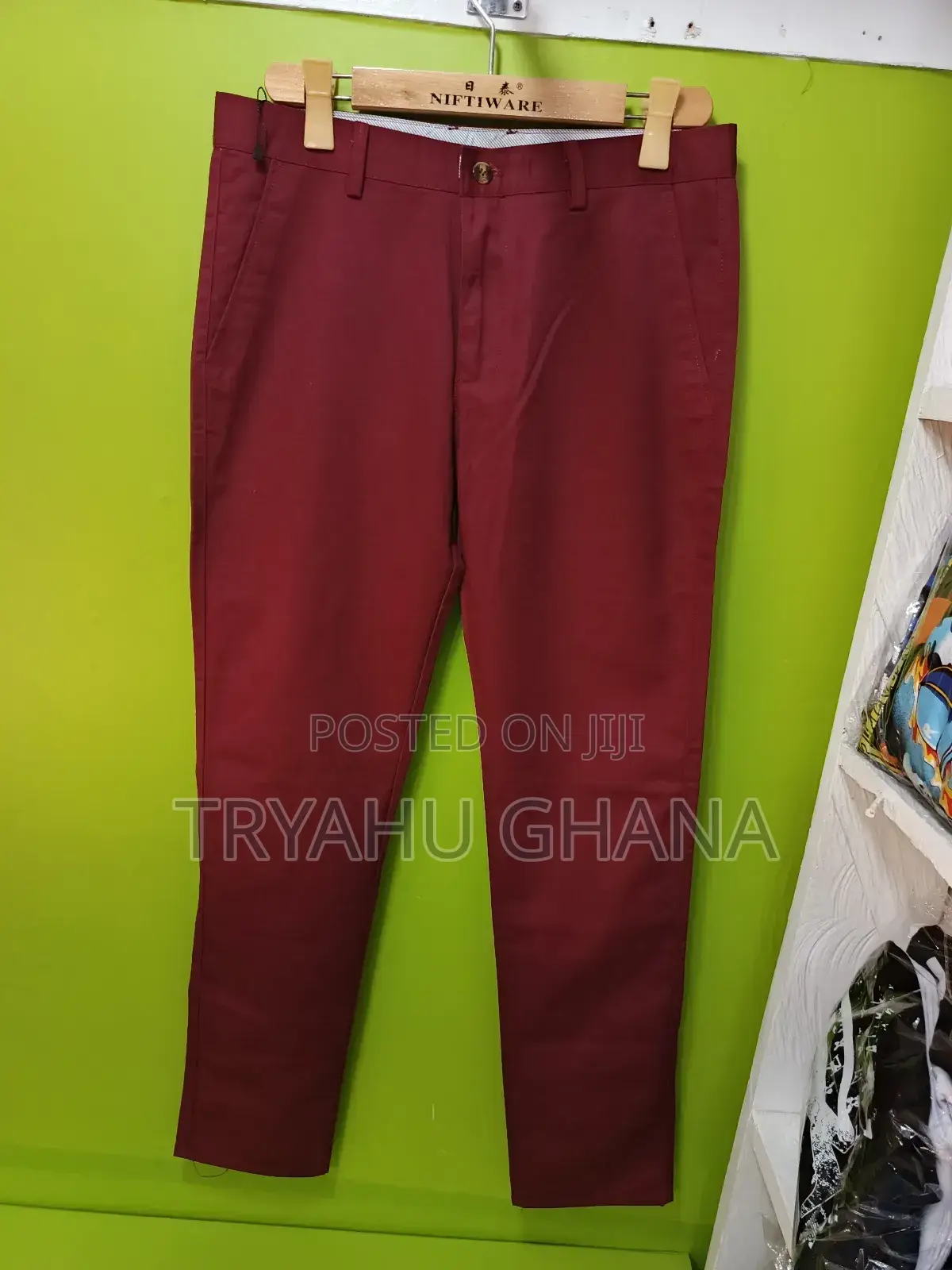 A Khaki Trourser To Feel Sharper