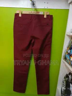 A Khaki Trourser To Feel Sharper