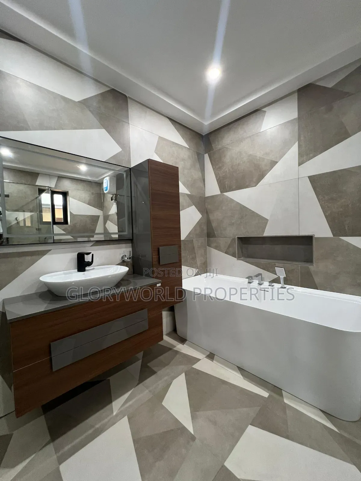 5bdrm Mansion in East Legon for sale