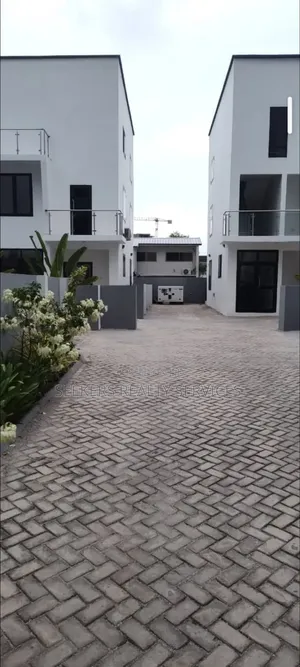 4bdrm Townhouse / Terrace in Seekers Realty, Cantonments for rent