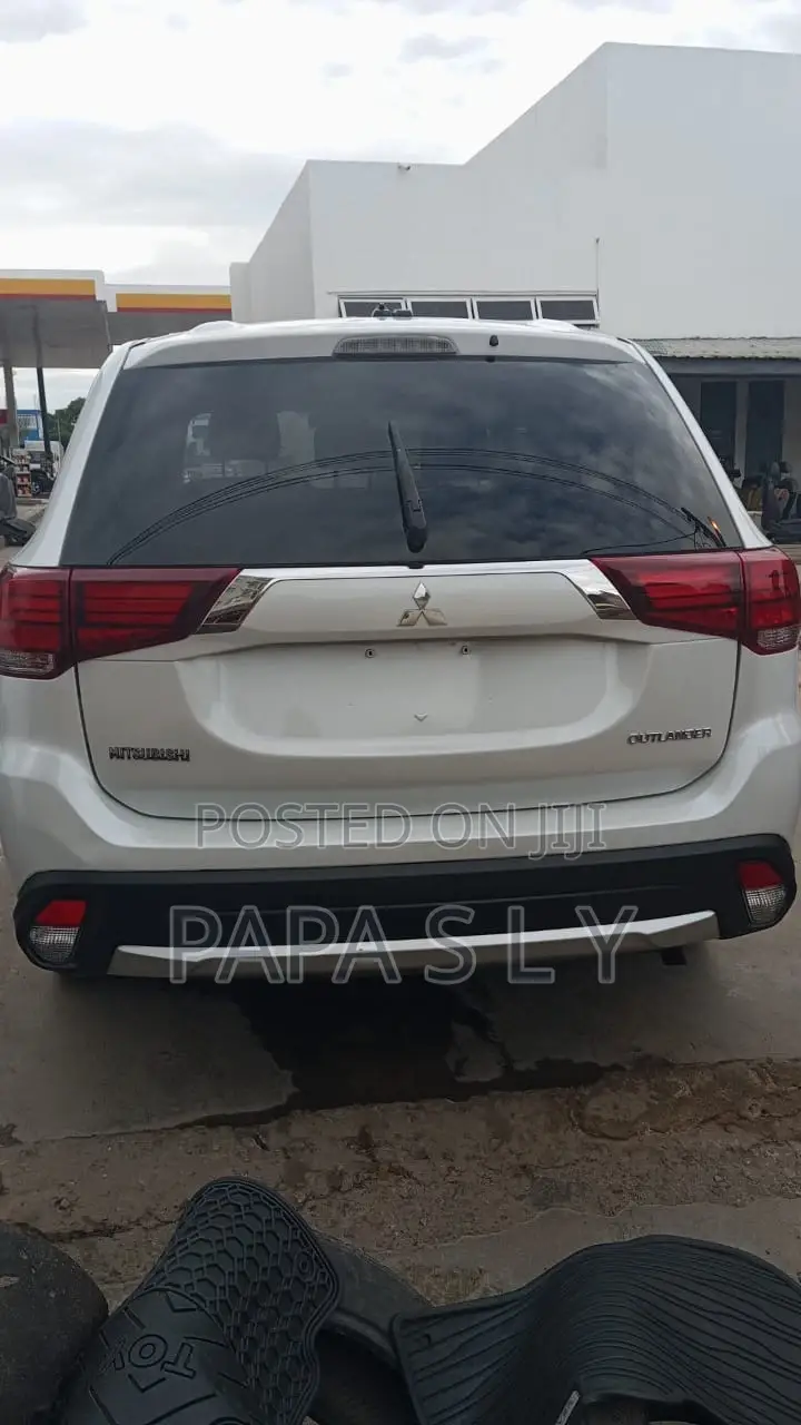 Mitsubishi Outlander ES FWD 2017 White