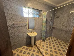 6bdrm House in Bee Decor & Homes, Old Ashomang for rent