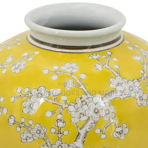Vase (Yellow and White Curved Plum Blossom
)