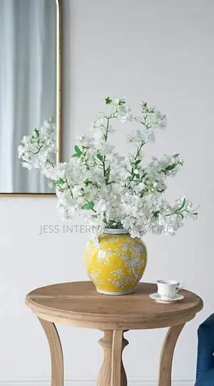 Vase (Yellow and White Curved Plum Blossom
)