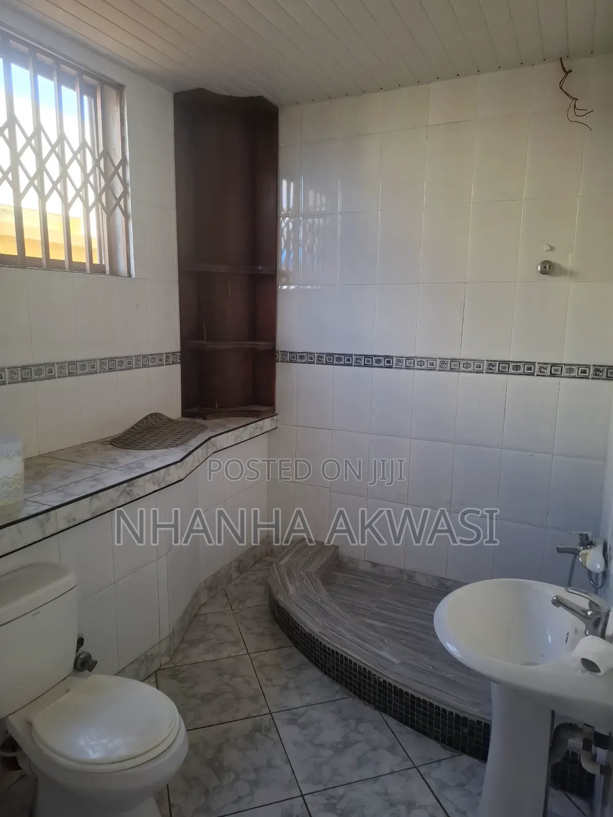 4bdrm Apartment in Community 20, Tema Metropolitan for rent