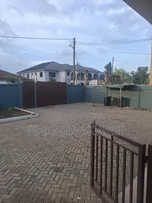 5bdrm House in Ccommunity 12, Tema Metropolitan for rent