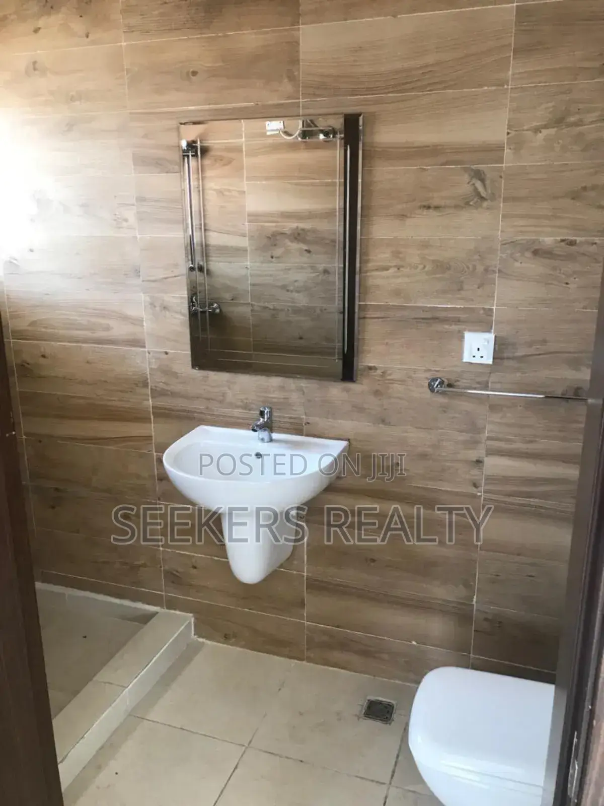 5bdrm Townhouse / Terrace in Seekers Realty, Cantonments for rent