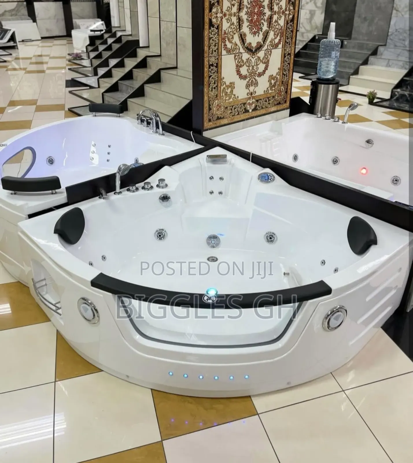 Jacuzzi Bathtub- Massaging and Bluetooth