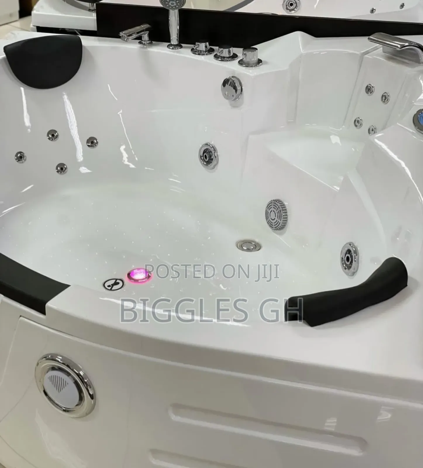 Jacuzzi Bathtub- Massaging and Bluetooth