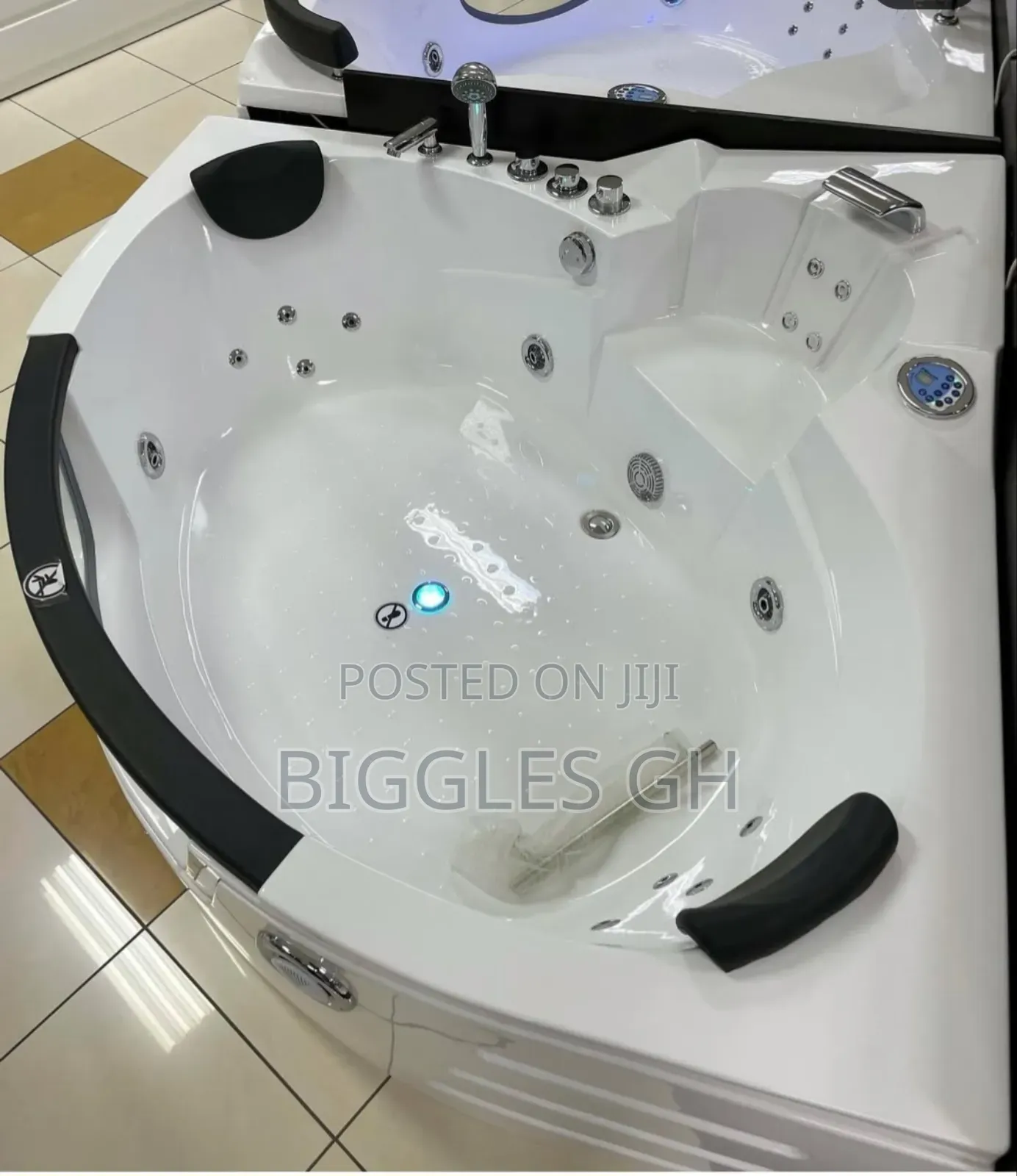 Jacuzzi Bathtub- Massaging and Bluetooth