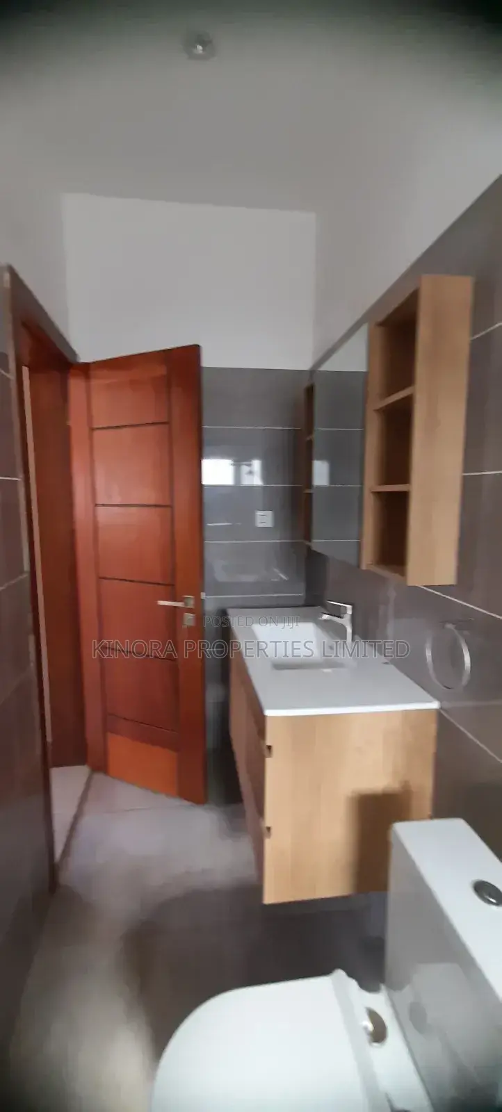 4bdrm Townhouse / Terrace in Oyarifa for rent
