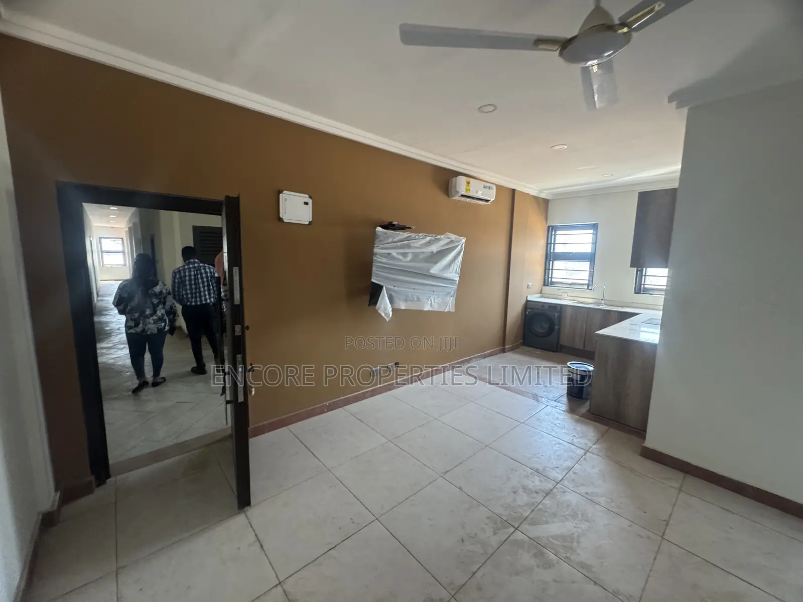 Ultra Modern 22 1and 2 Bedroom Apartments With Restaurant