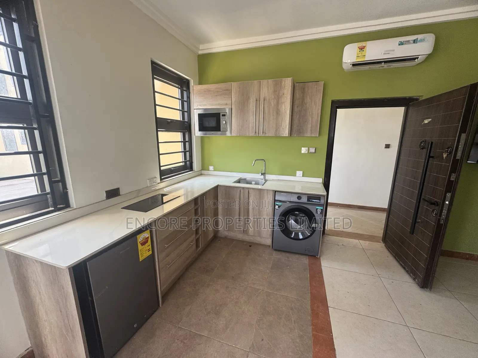 Ultra Modern 22 1and 2 Bedroom Apartments With Restaurant