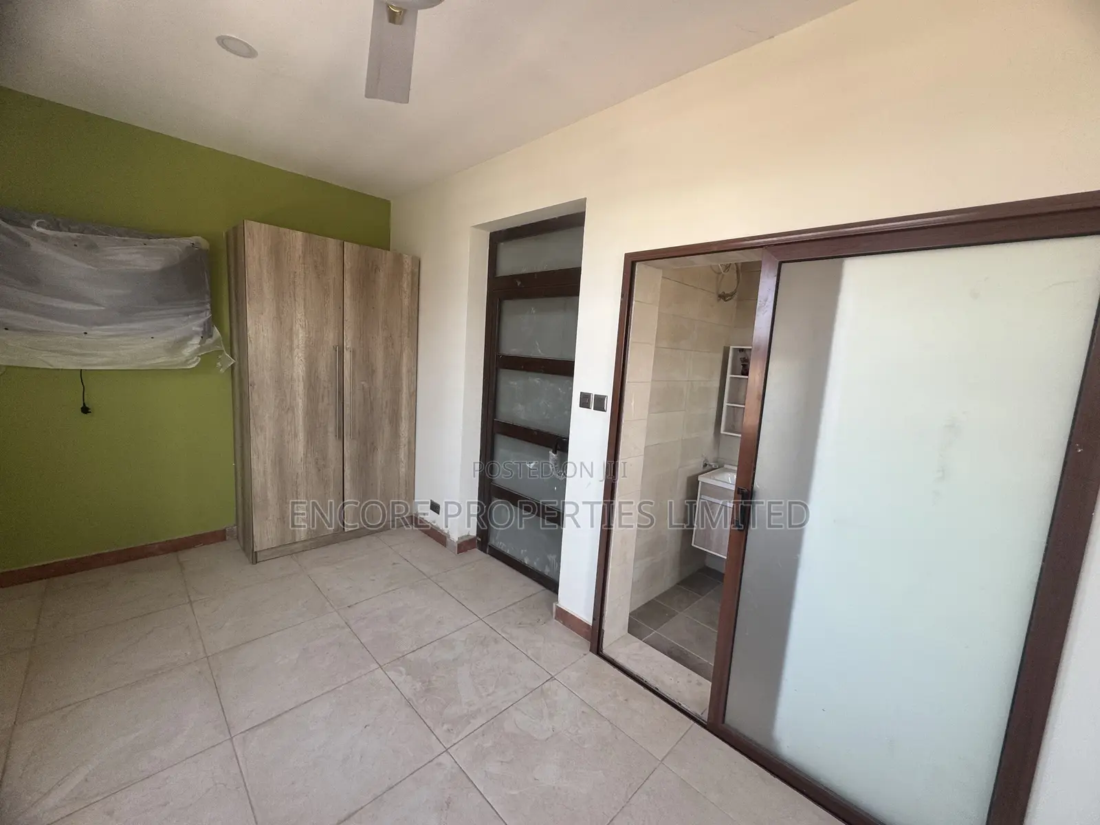 Ultra Modern 22 1and 2 Bedroom Apartments With Restaurant