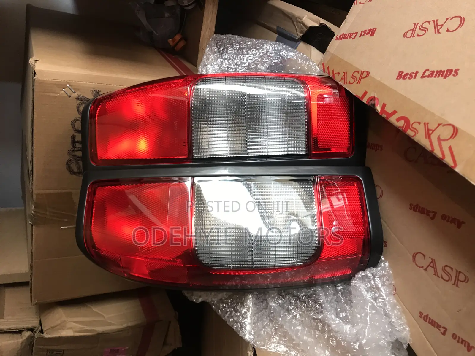 Nissan Frontier 2004 Taillight