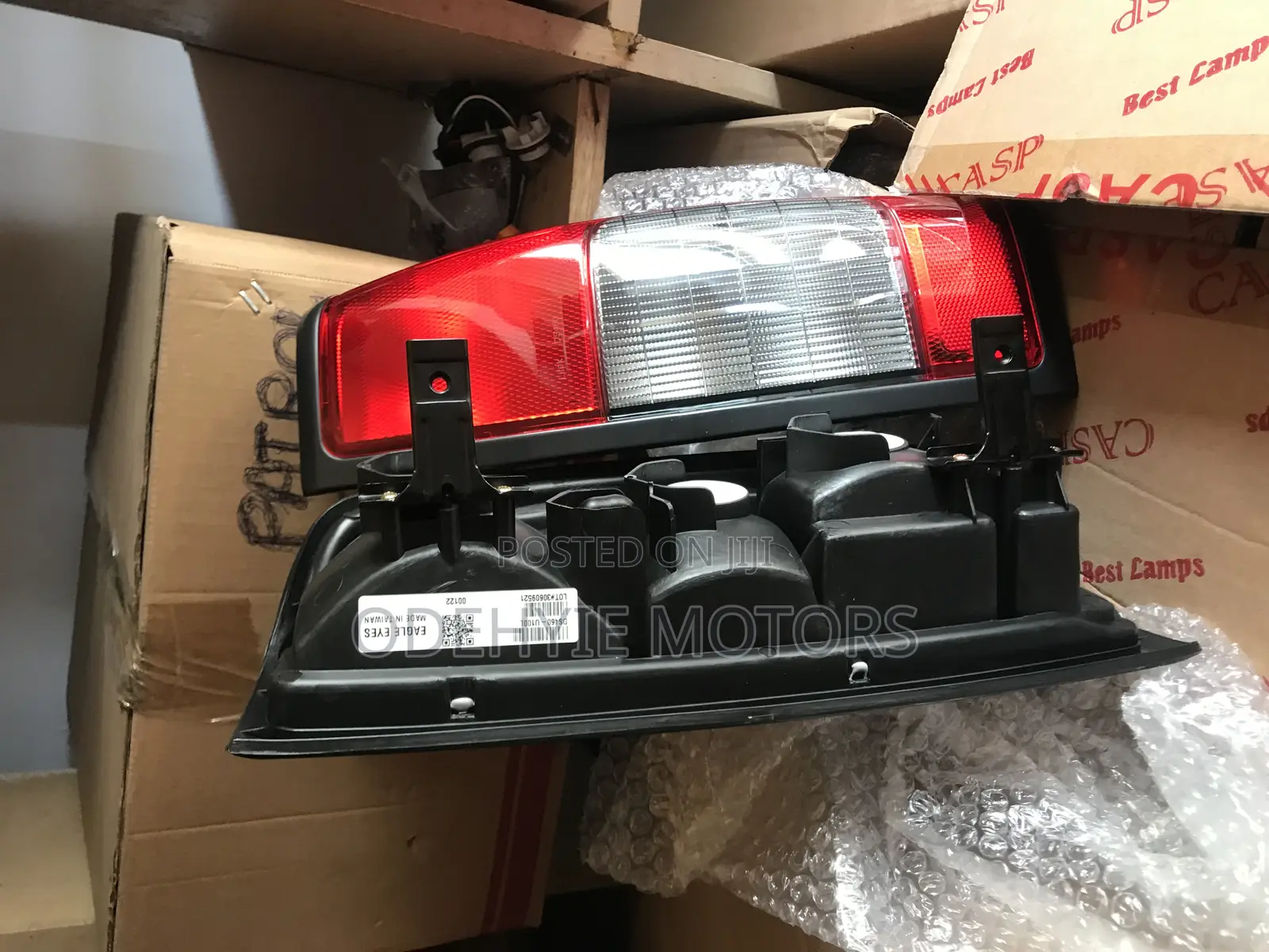 Nissan Frontier 2004 Taillight