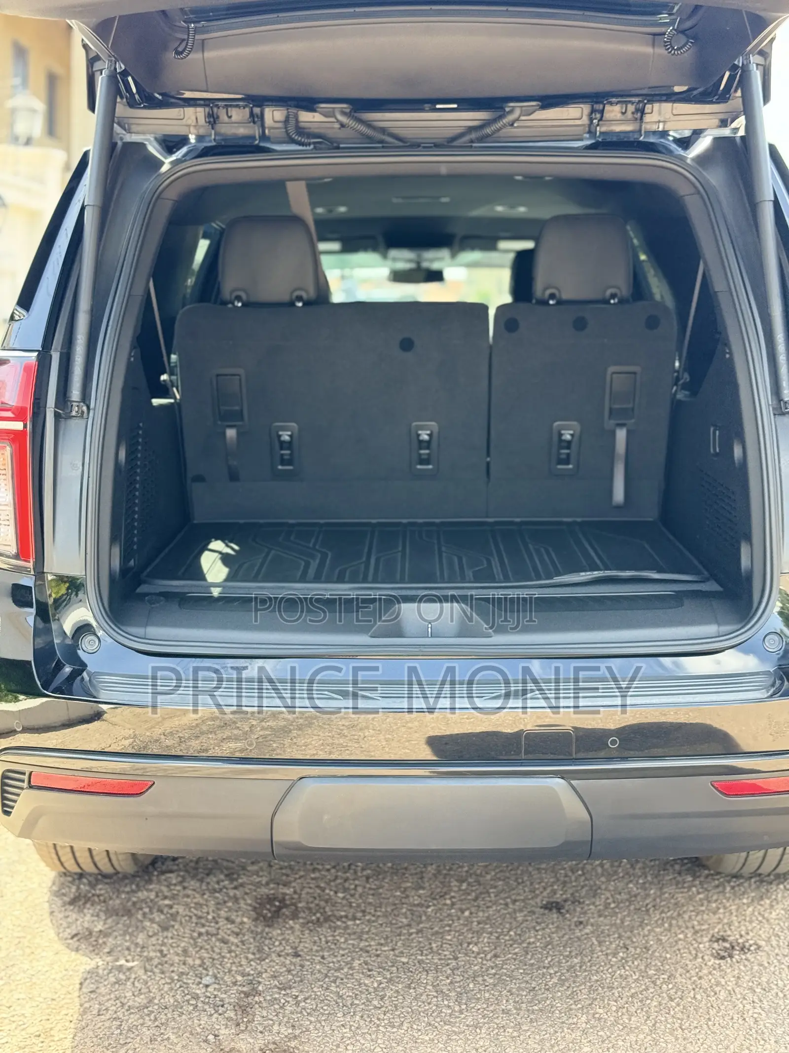 Chevrolet Suburban 2022 Black