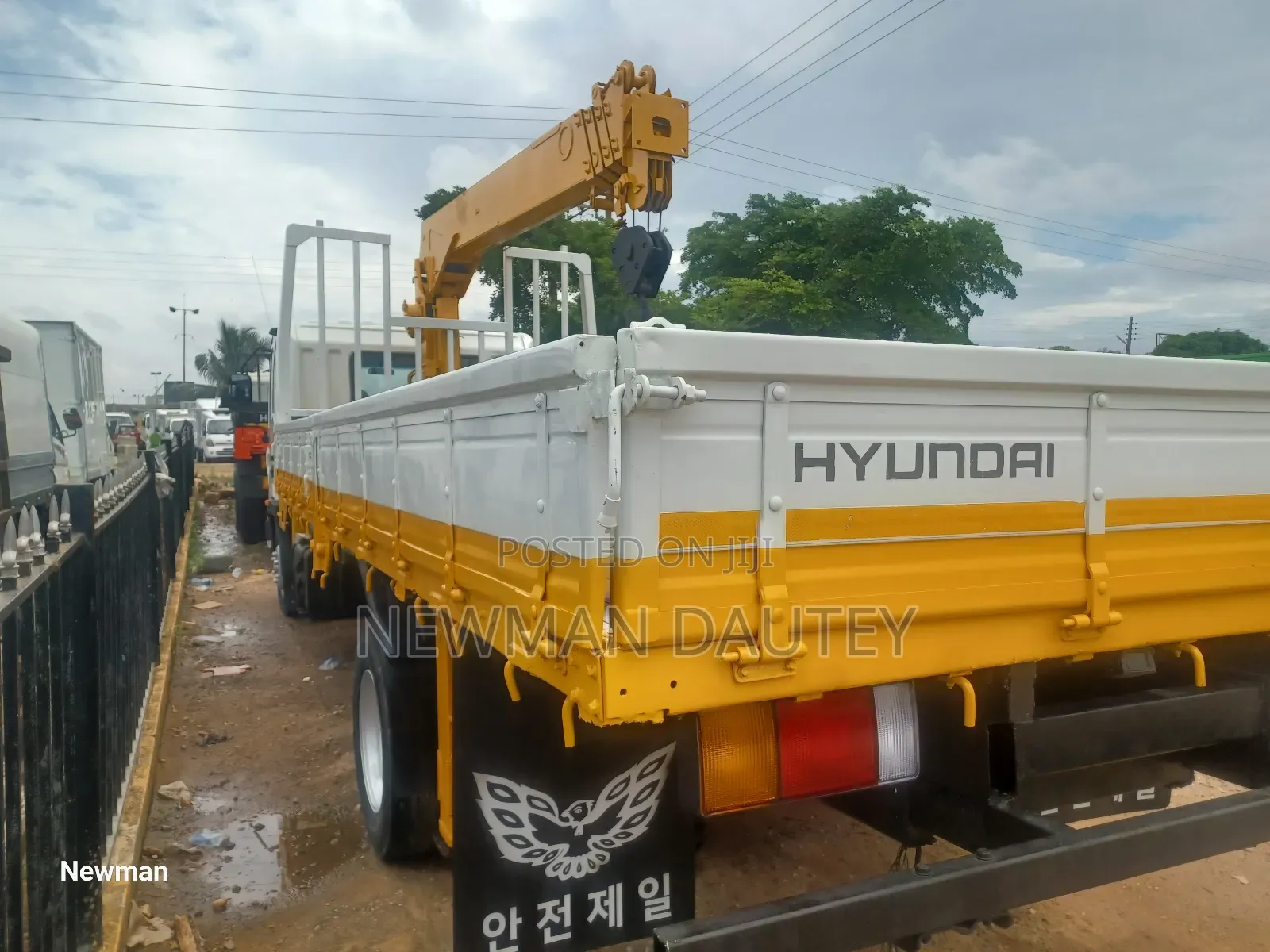 Hyundai Crane Truck