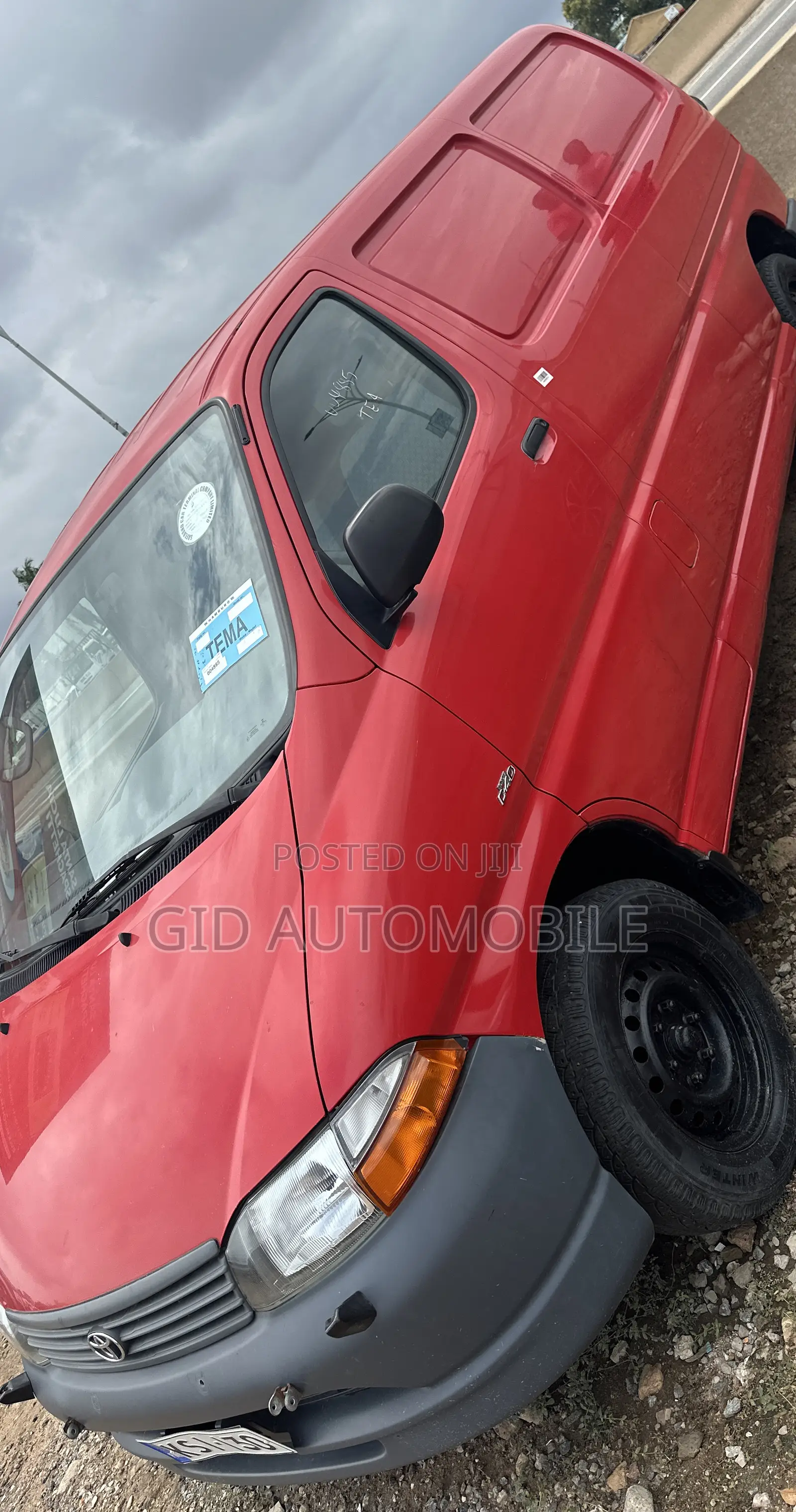 Toyota HiAce 2000 Red
