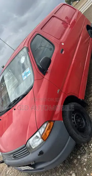 Toyota HiAce 2000 Red