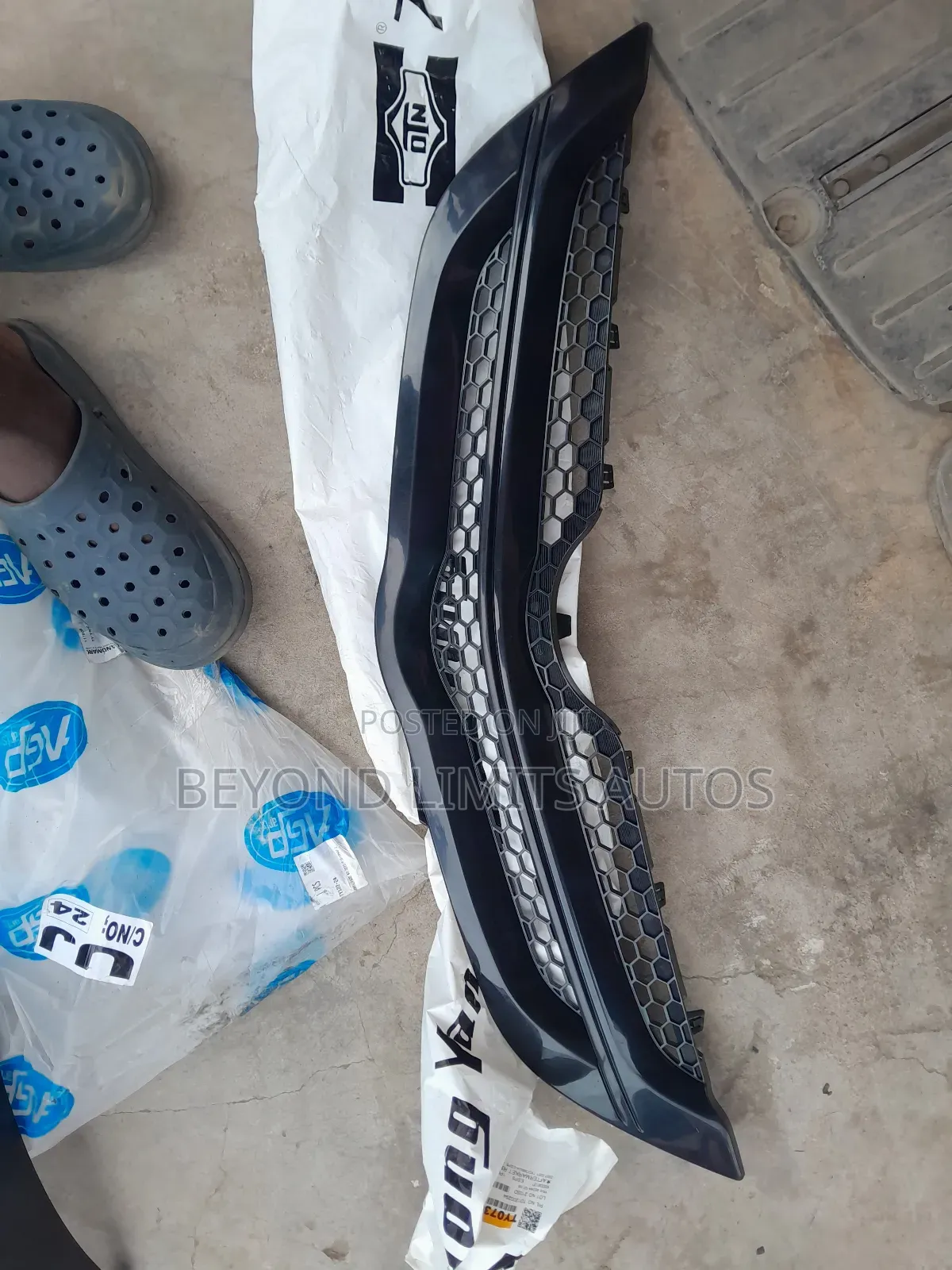 Toyota Yaris 2007,2008,2009,2010,2011 Top Grille/Top Shell