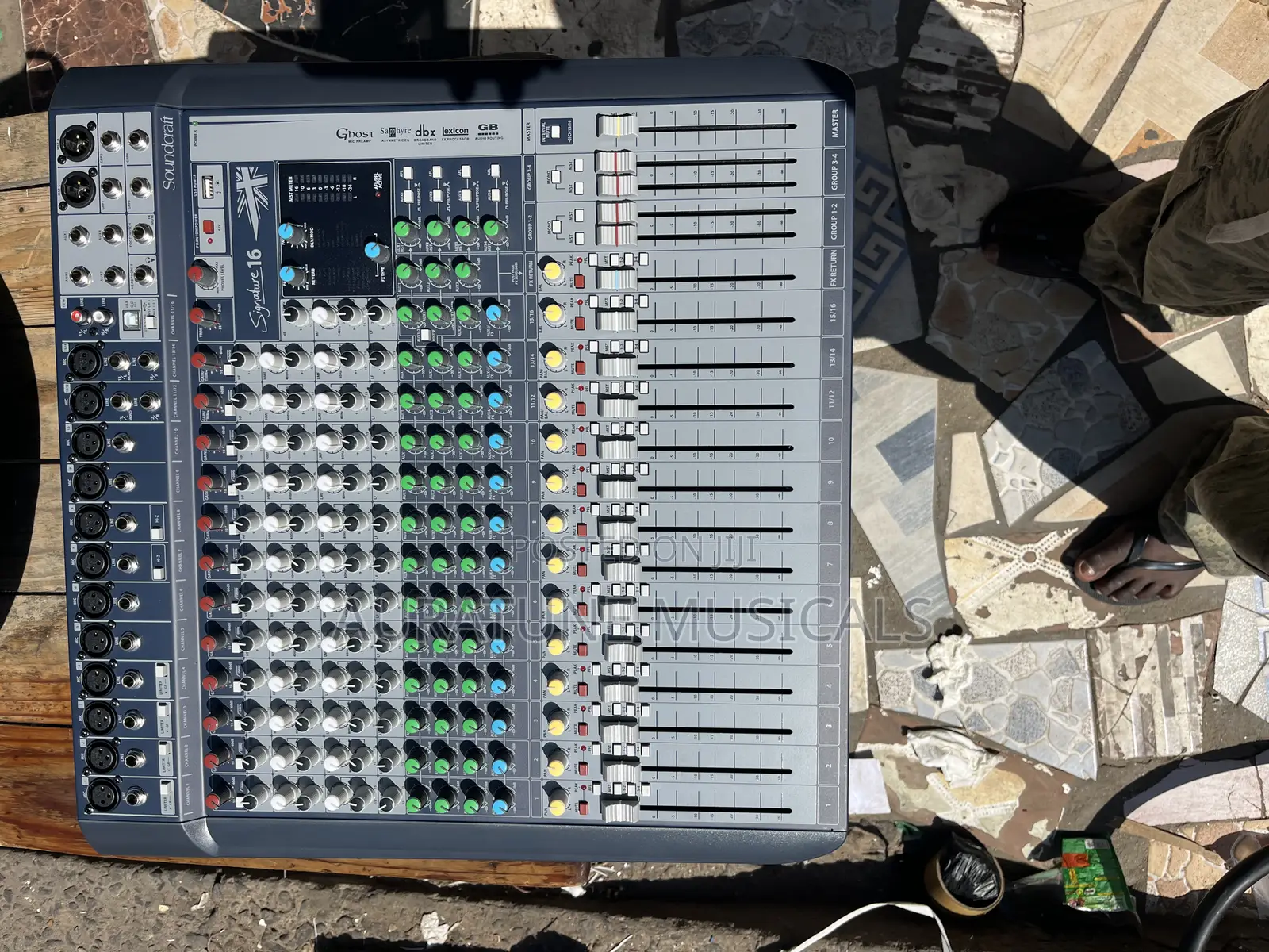 Soundcraft Signature 16 Analog Mixer