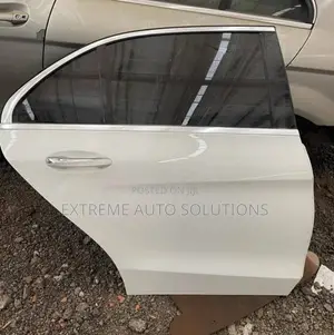 Mercedes Benz C300 2024 Door