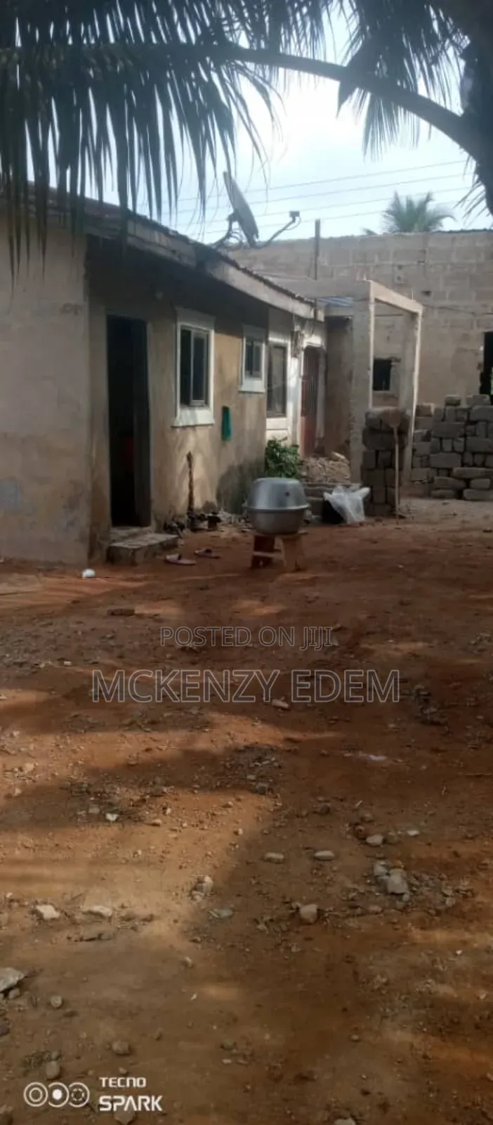 8bdrm House in Pokuase for sale