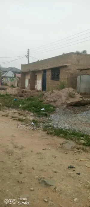 8bdrm House in Pokuase for sale