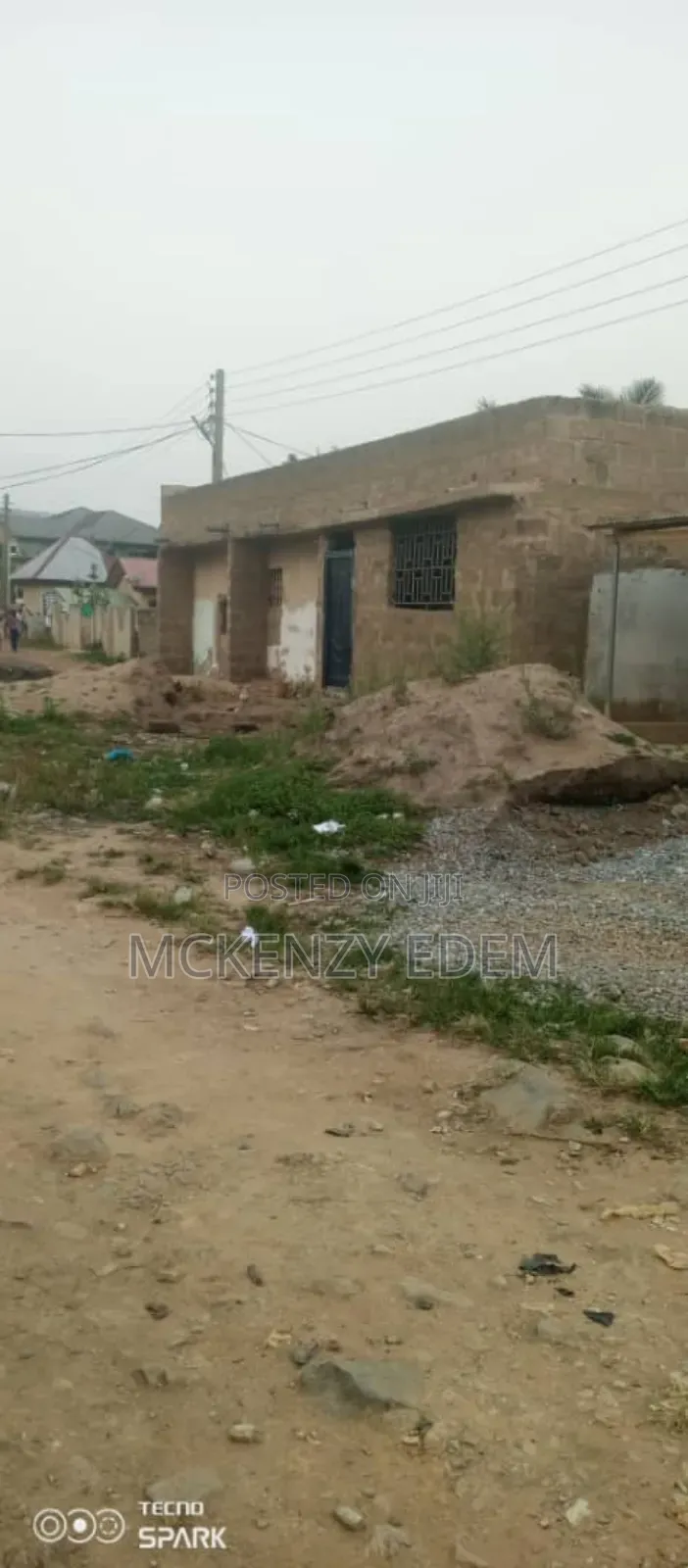 8bdrm House in Pokuase for sale