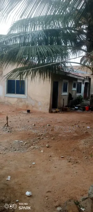 8bdrm House in Pokuase for sale