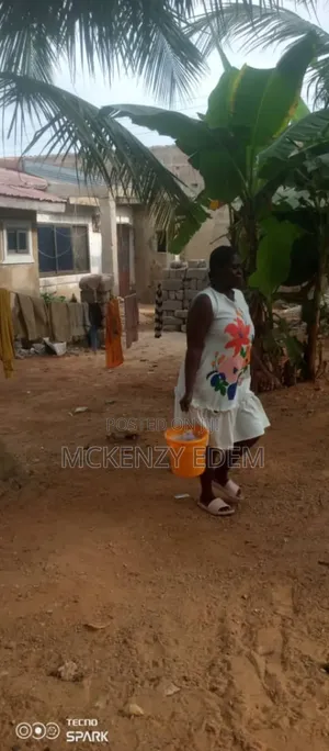 8bdrm House in Pokuase for sale
