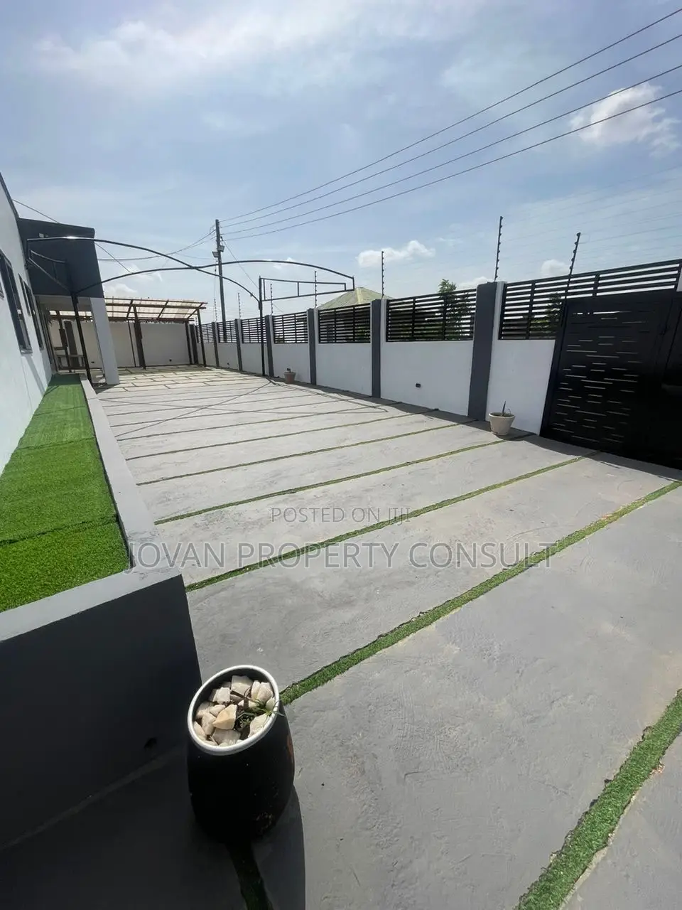 5bdrm House in Afienya, Ga South Municipal for rent