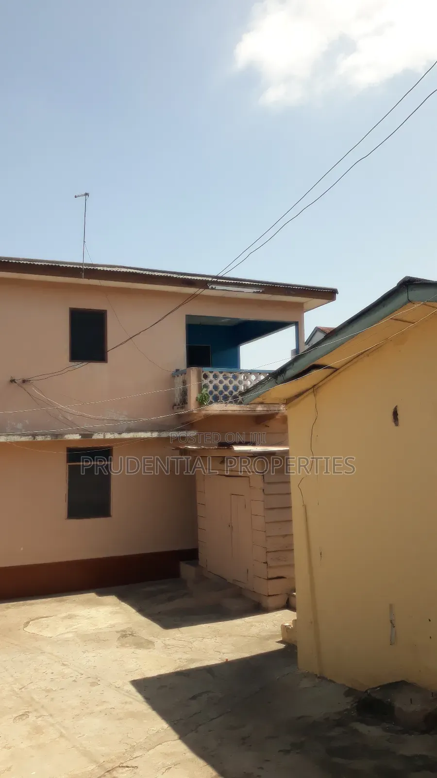 3bdrm House in Kokomlemle for sale