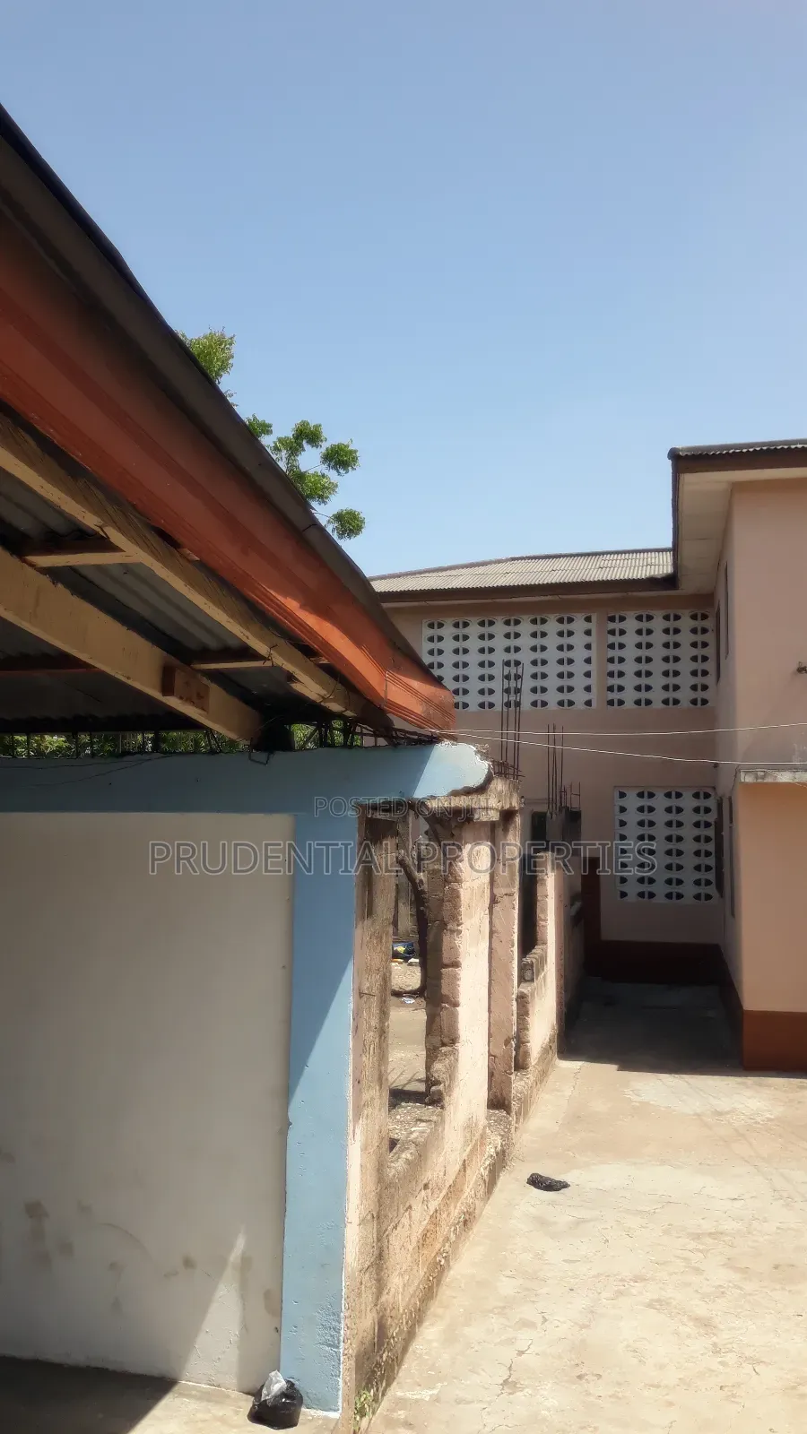 3bdrm House in Kokomlemle for sale