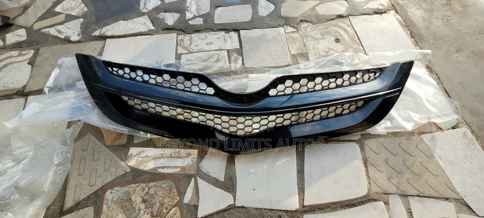 Toyota Yaris 2007,2008,2009,2010,2011 Front Shell/Top Grille