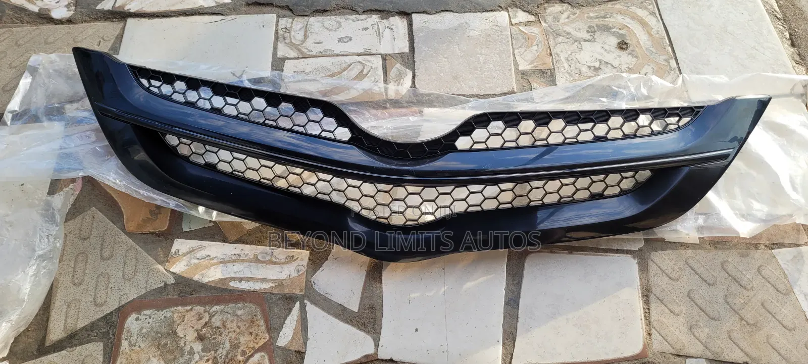 Toyota Yaris 2007,2008,2009,2010,2011 Front Shell/Top Grille