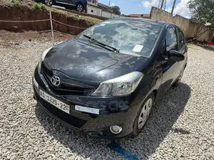 Photo - Toyota Yaris 2012 Black