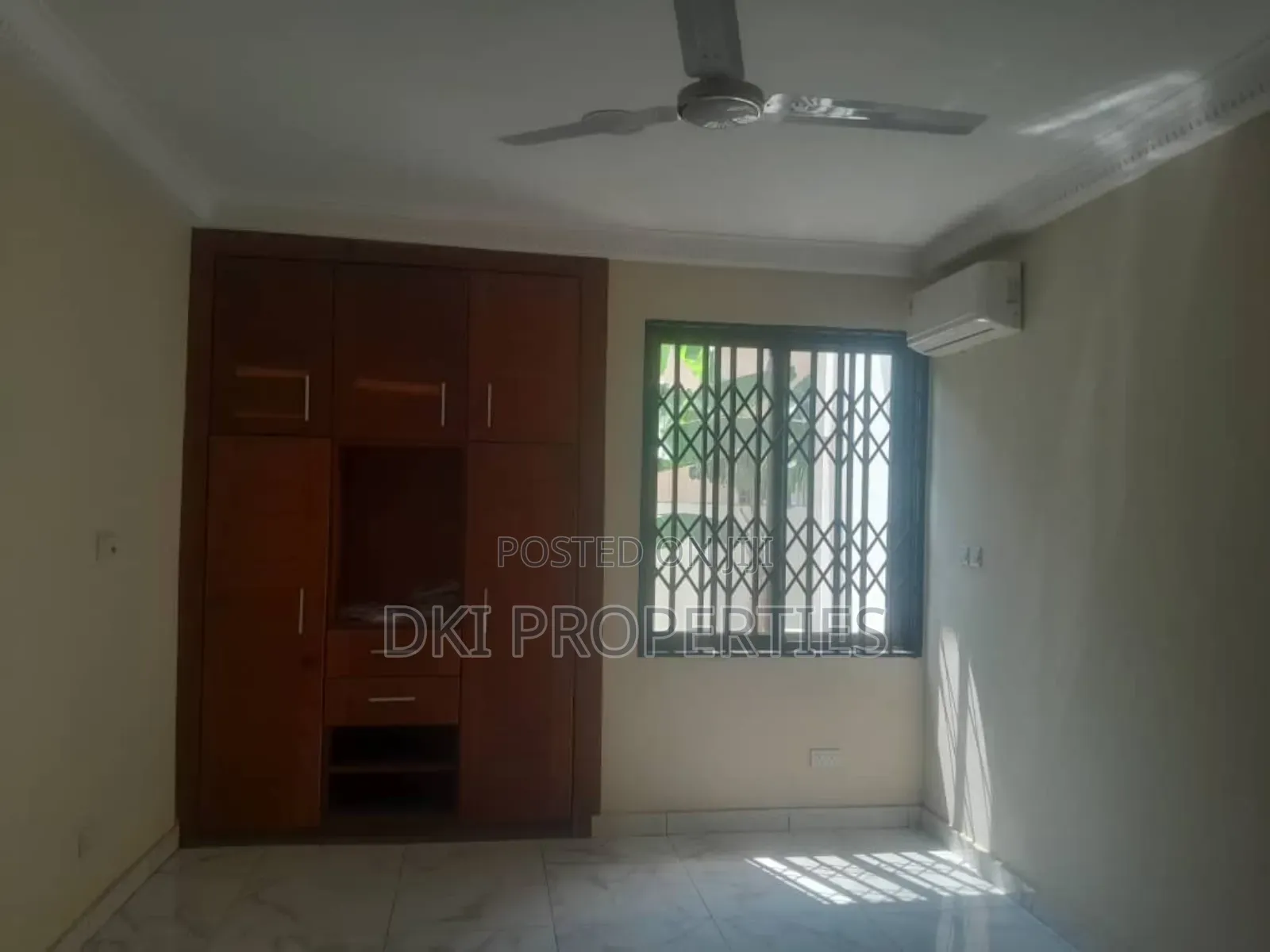 8bdrm House in Dki Properties, Community 25 for sale