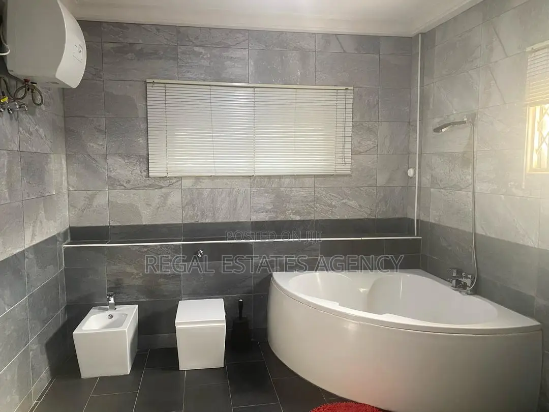 5bdrm House in Oyarifa Aburi Road for sale