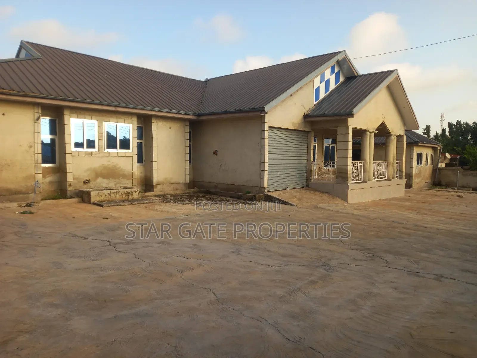 8bdrm House in Anwiaa ( Near Tafo, Kumasi Metropolitan for sale