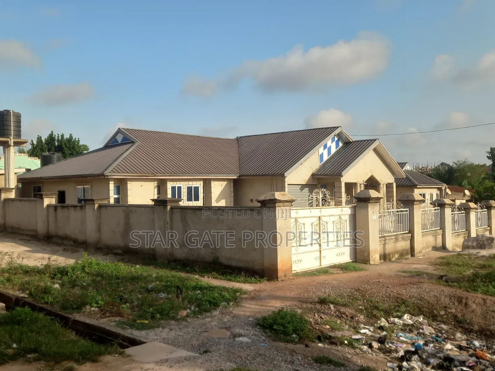 8bdrm House in Anwiaa ( Near Tafo, Kumasi Metropolitan for sale