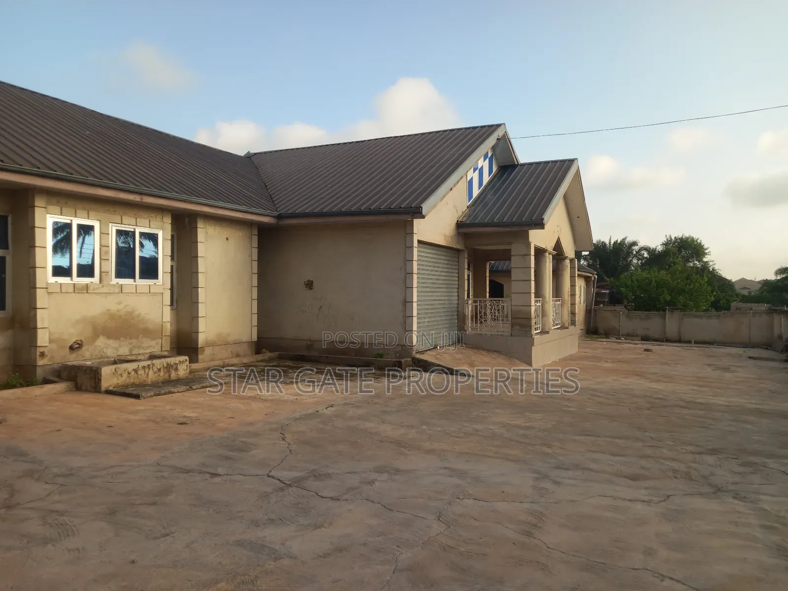 8bdrm House in Anwiaa ( Near Tafo, Kumasi Metropolitan for sale