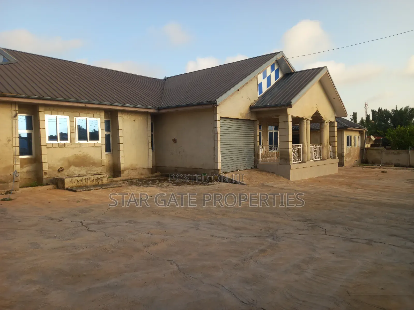 8bdrm House in Anwiaa ( Near Tafo, Kumasi Metropolitan for sale