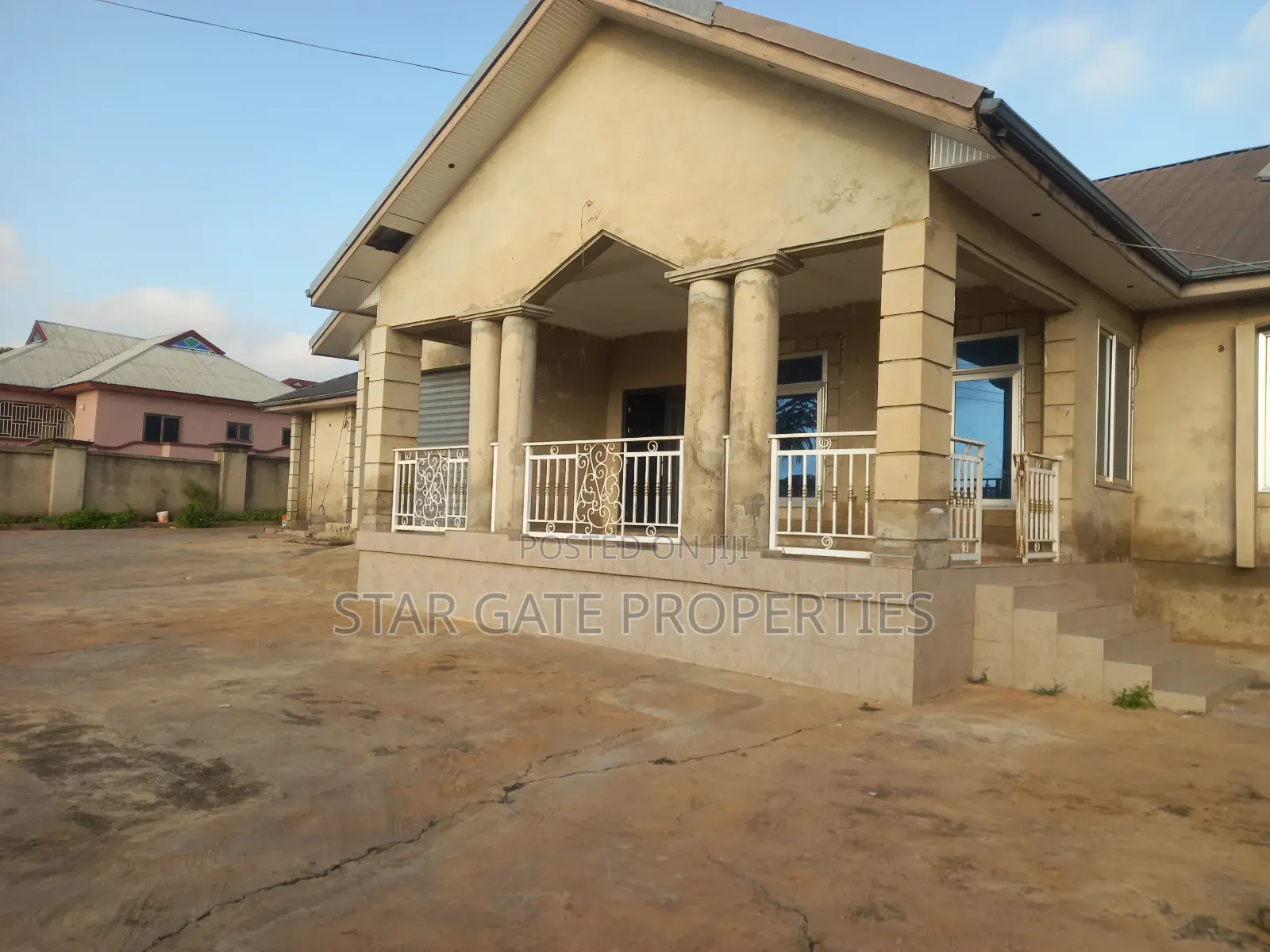 8bdrm House in Anwiaa ( Near Tafo, Kumasi Metropolitan for sale