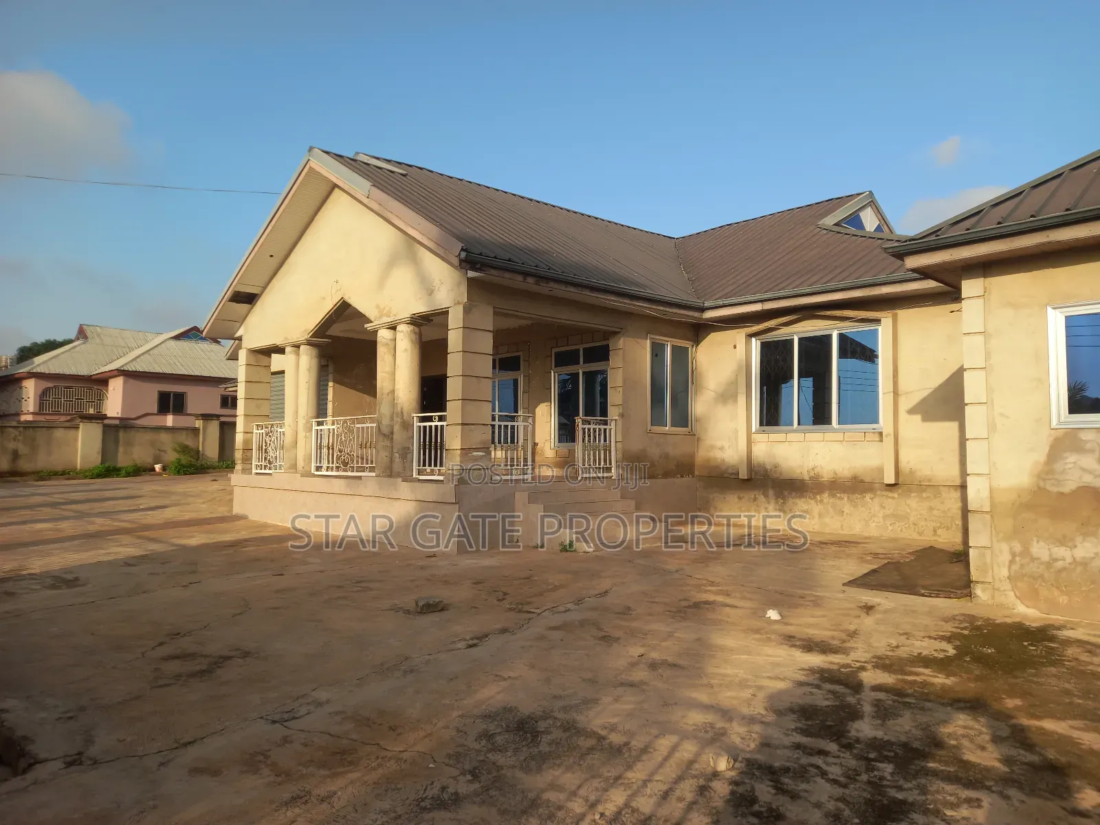 8bdrm House in Anwiaa ( Near Tafo, Kumasi Metropolitan for sale